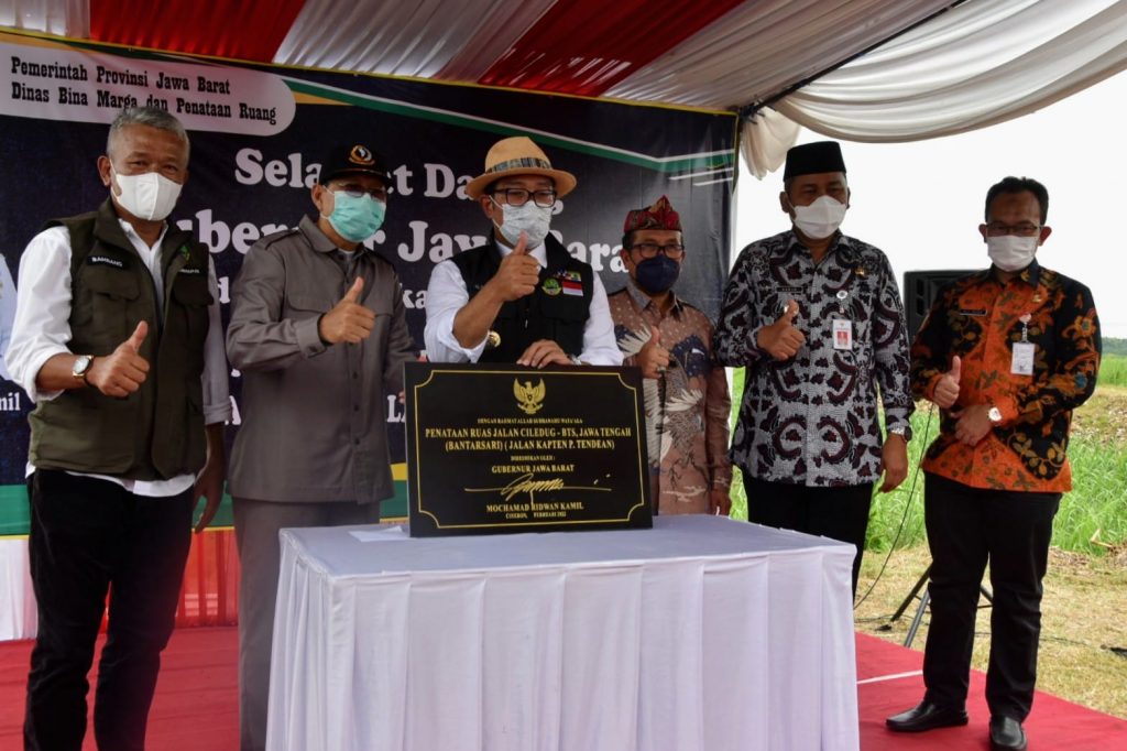 Gubernur Jabar, RIdwan kamil saat meresmikan perbaikan ruas jalan perbatasan Jawa Barat dan Jawa Tengah