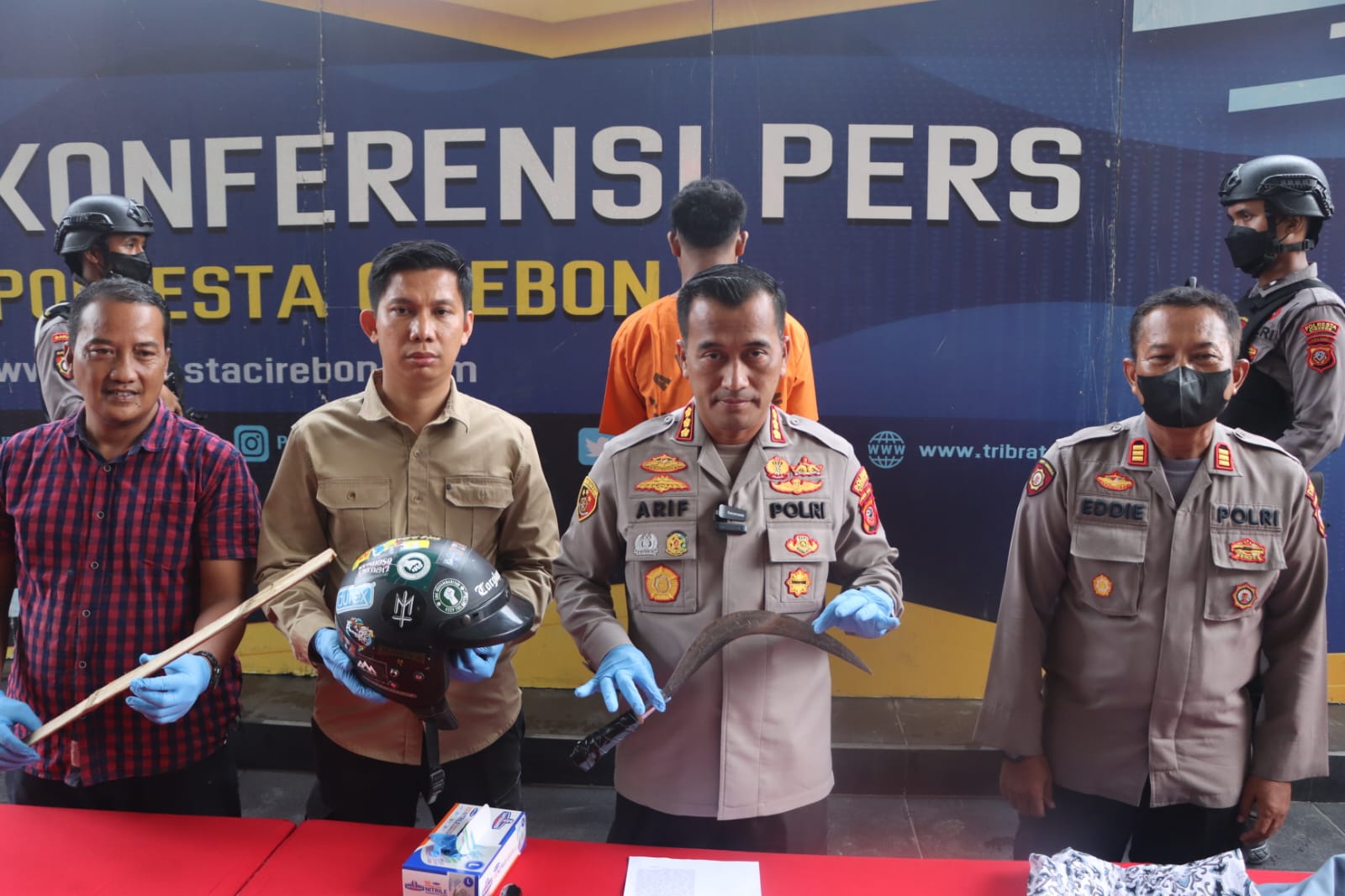 Kapolresta Cirebon menunjukkan barang bukti penganiayaan yang dilakukan oleh pelajar di Watubelah Sumber