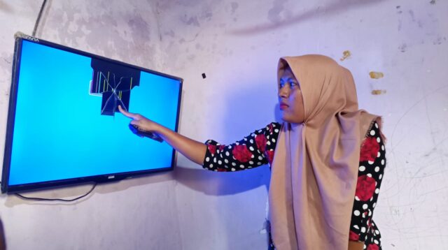 Lato-lato memecahkan tv dan kaca tetangga