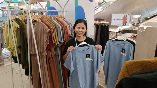 Public Relation Zalmore, Nia Febrina saat menunjukkan produk Zalmore