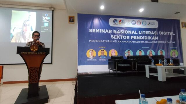 Bambang Tri Santoso saat memberikan sambutan di STAI KH Badruzzaman, Garut