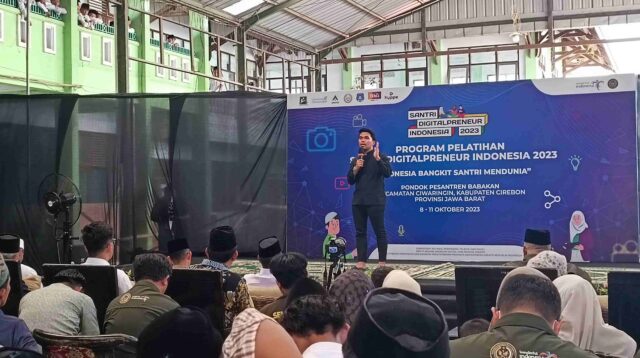 Tariq Halilintar saat melatih santri di Pondok Pesantren Babakan Ciwaringin Cirebon