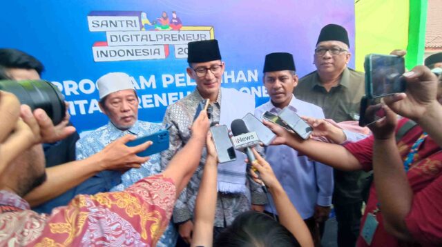 Menparekraf Sandiaga Uno saat menghadiri kegiatan di Pesantren Babakan Ciwaringin
