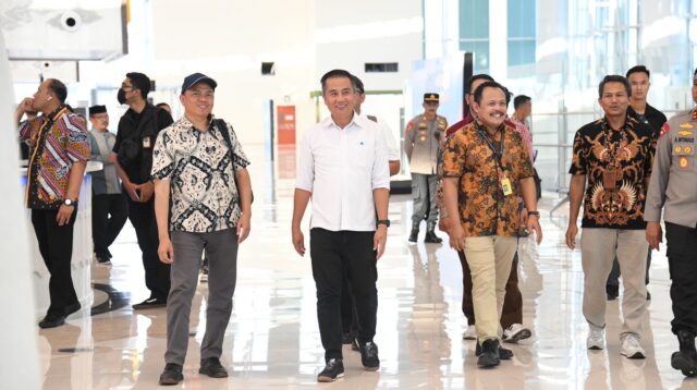 Pj Gubernur Jawa Barat Bey Machmudin saat meninjau BIJB Kertajati