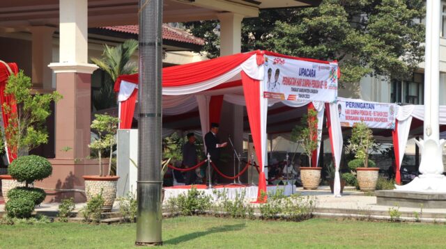 Bupati Cirebon, Imron, saat memimpin apel peringatan Hari Sumpah Pemuda