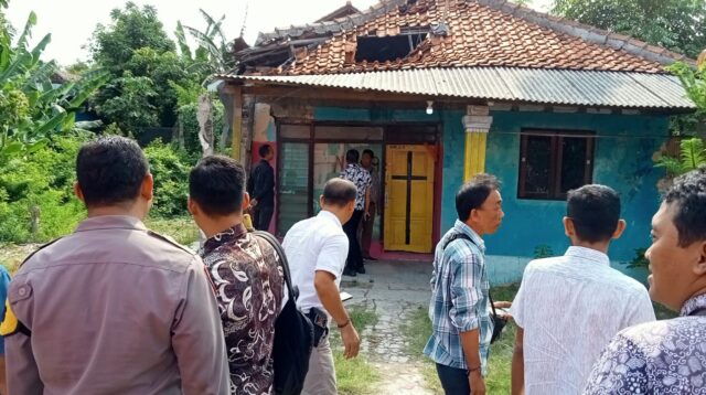 Rumah pelaku penghina Islam saat didatangi oleh pihak kepolisian dan warga.