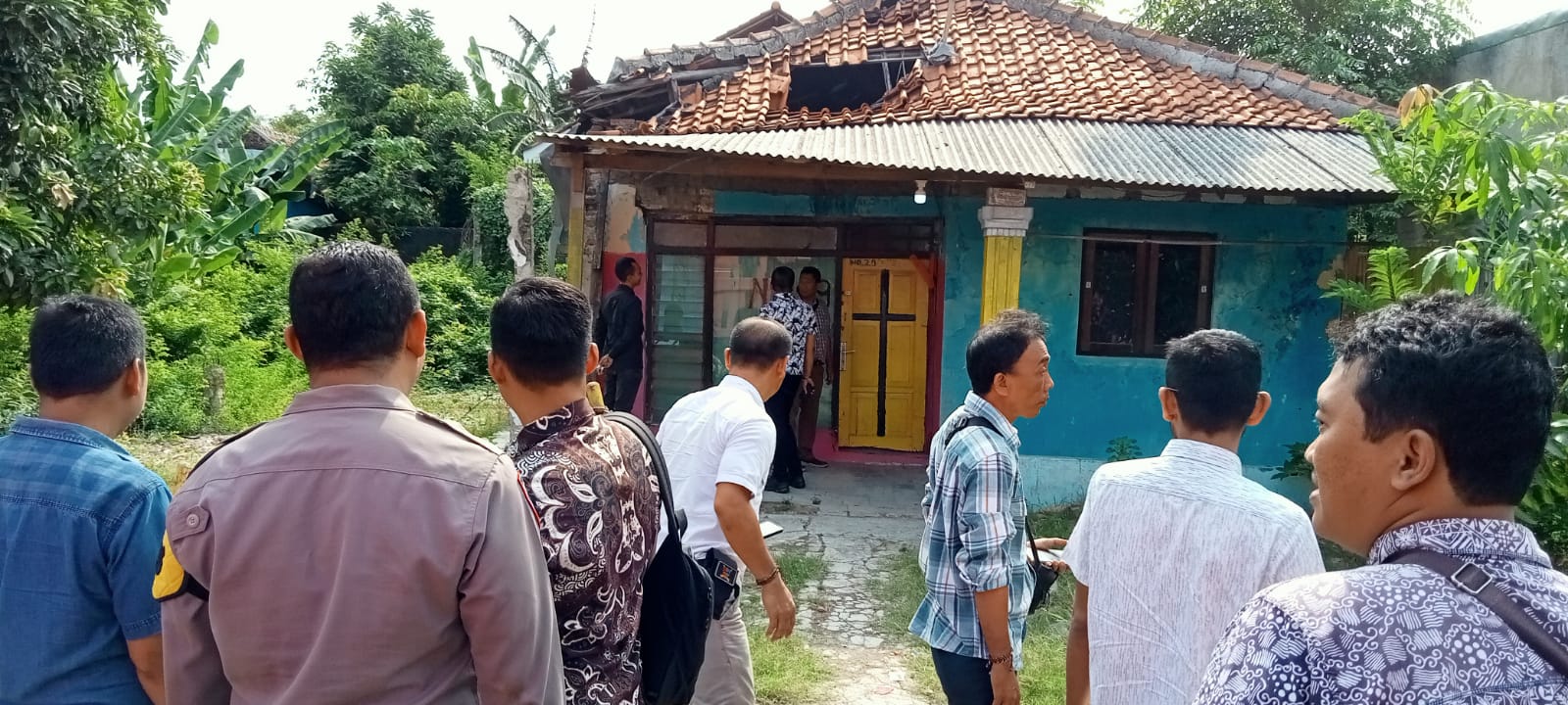 Rumah pelaku penghina Islam saat didatangi oleh pihak kepolisian dan warga.