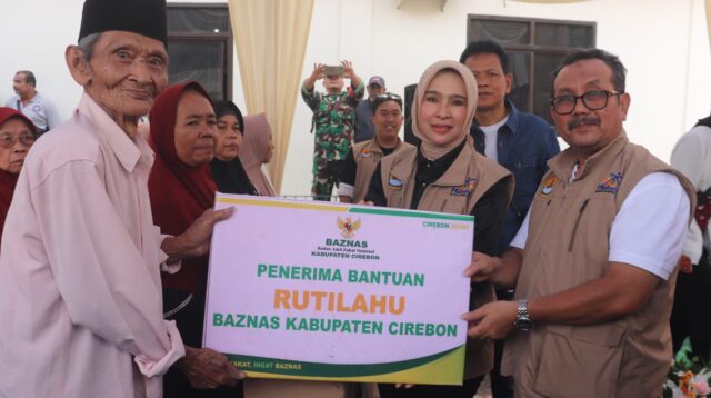 Bupati dan Wakil Bupati Cirebon saat memberikan bantuan perbaikan RUTILAHU kepada warga