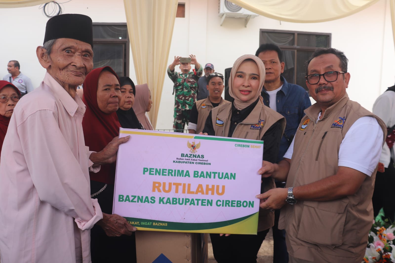 Bupati dan Wakil Bupati Cirebon saat memberikan bantuan perbaikan RUTILAHU kepada warga