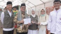 Bupati Cirebon Drs. H.imron, M.Ag memimpim secara langsung aksi solidaritas Palestina, yang dilaksanakan di Masjid Agung Sumber, Kabupaten Cirebon, Jumat 17 November 2023.