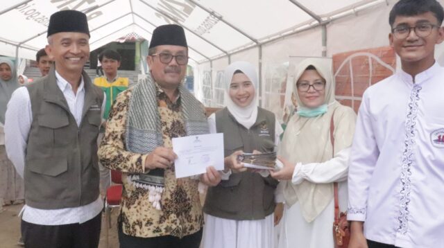 Bupati Cirebon Drs. H.imron, M.Ag memimpim secara langsung aksi solidaritas Palestina, yang dilaksanakan di Masjid Agung Sumber, Kabupaten Cirebon, Jumat 17 November 2023.