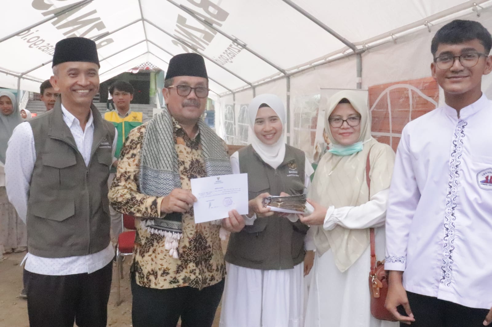 Bupati Cirebon Drs. H.imron, M.Ag memimpim secara langsung aksi solidaritas Palestina, yang dilaksanakan di Masjid Agung Sumber, Kabupaten Cirebon, Jumat 17 November 2023.