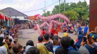 hiburan barongsai di Stasiun Cirebon dalam rangka memeriahkan Hari Raya Imlek