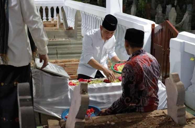 745x489-img-51371-wakil-presiden-gibran-rakabuming Wakil Presiden Gibran Rakabuming Raka berziarah ke Makam Kiai Abbas Buntet Pesantren