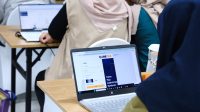 Seorang peserta sedang membuka aplikasi pajak coretax