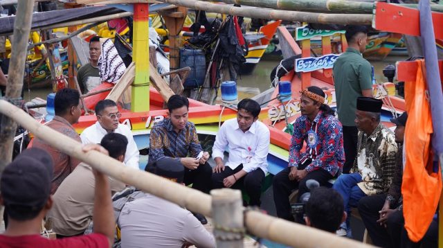 Wapres Gibran saat berdialog dengan nelayan Desa Citemu Mundu