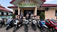 Polisi menunjukkan barang bukti tawuran di Plered Cirebon Polisi menunjukkan barang bukti tawuran di Plered Cirebon