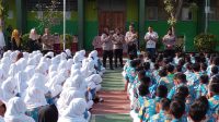 Kapolresta Cirebon Kombes Sumarni, sedang memberikan edukasi kepada siswa SMPN 1 Sumber