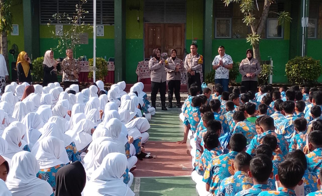 Kapolresta Cirebon Kombes Sumarni, sedang memberikan edukasi kepada siswa SMPN 1 Sumber