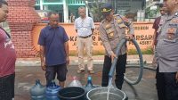 Polresta Cirebon berikan bantuan air bersih di Desa Gunungsari, Kecamatan Waled, Kabupaten Cirebon.