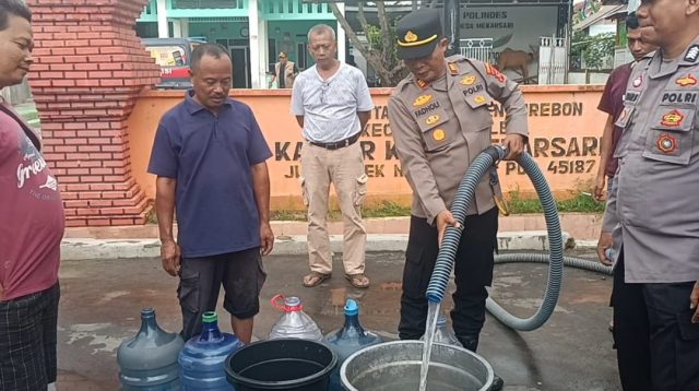 Polresta Cirebon berikan bantuan air bersih di Desa Gunungsari, Kecamatan Waled, Kabupaten Cirebon.