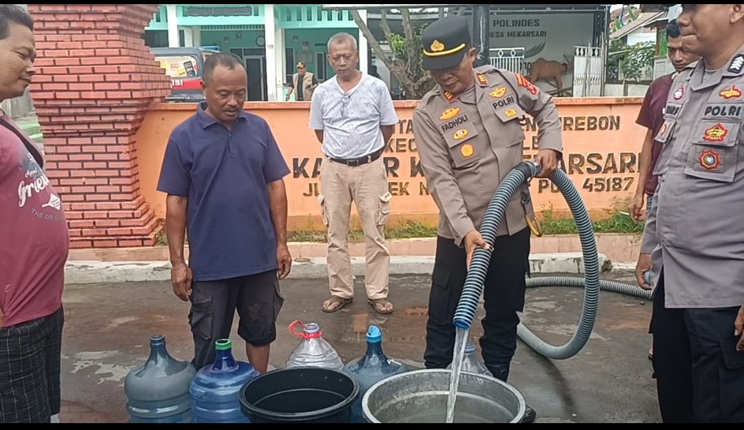 Polresta Cirebon berikan bantuan air bersih di Desa Gunungsari, Kecamatan Waled, Kabupaten Cirebon.
