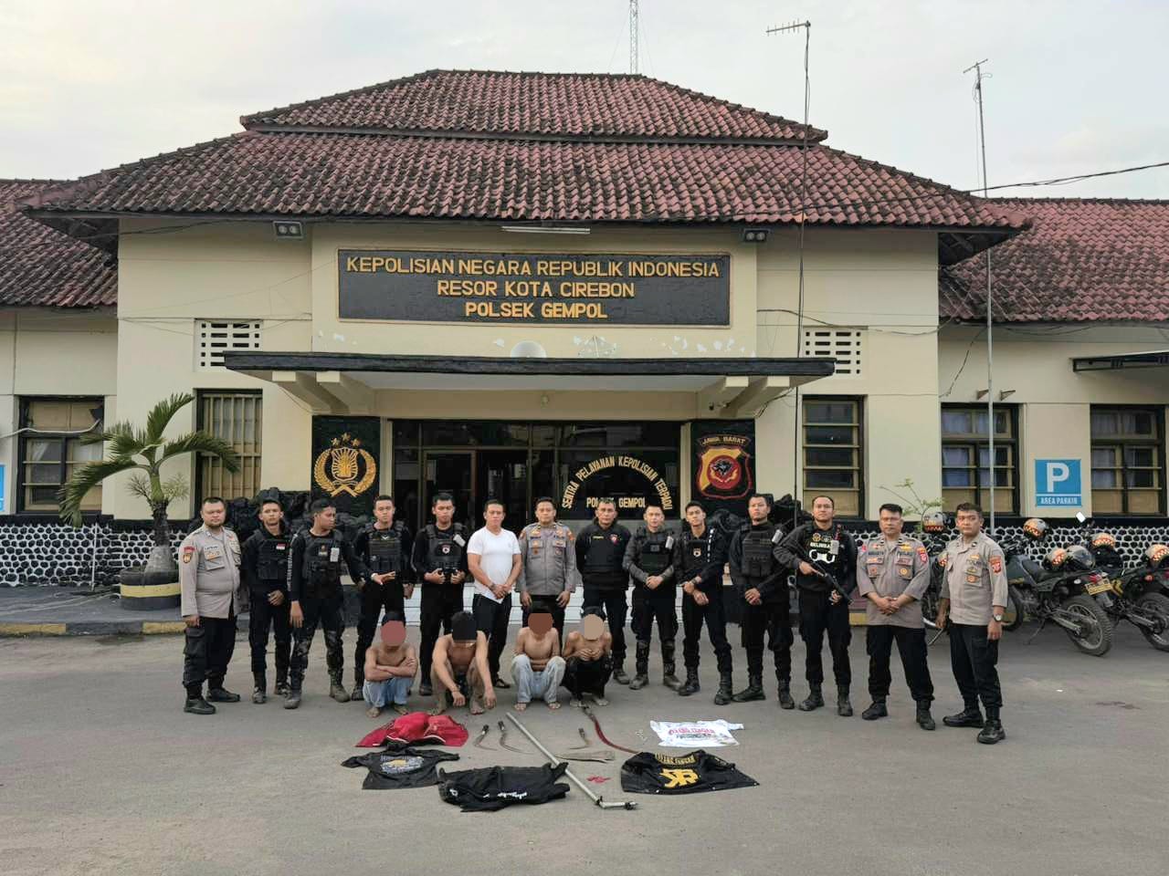 Empat remaja membawa sajam diringkus Tim Raimas Macan Kumbang Polresta Cirebon