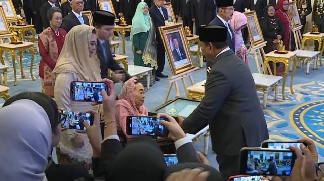Keluarga Gus Dur saat menerima penghargaan Pahlawan Nasional dari Presiden Prabowo