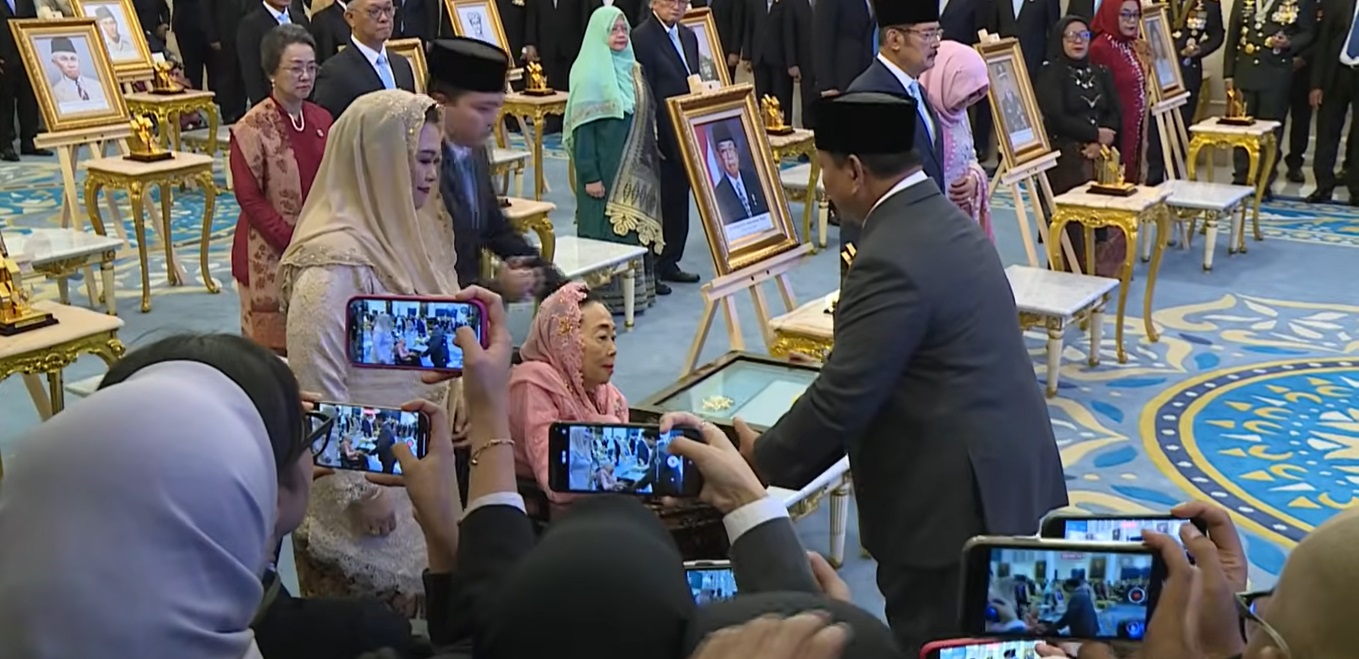 Keluarga Gus Dur saat menerima penghargaan Pahlawan Nasional dari Presiden Prabowo