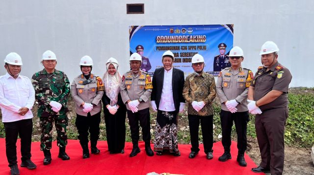 Kapolda Jabar bersama Forkopimda Kabupaten Cirebon dan Pj Ketua YLPI Buntet Pesantren saat melakukan peresmian pembangunan Dapur SPPG