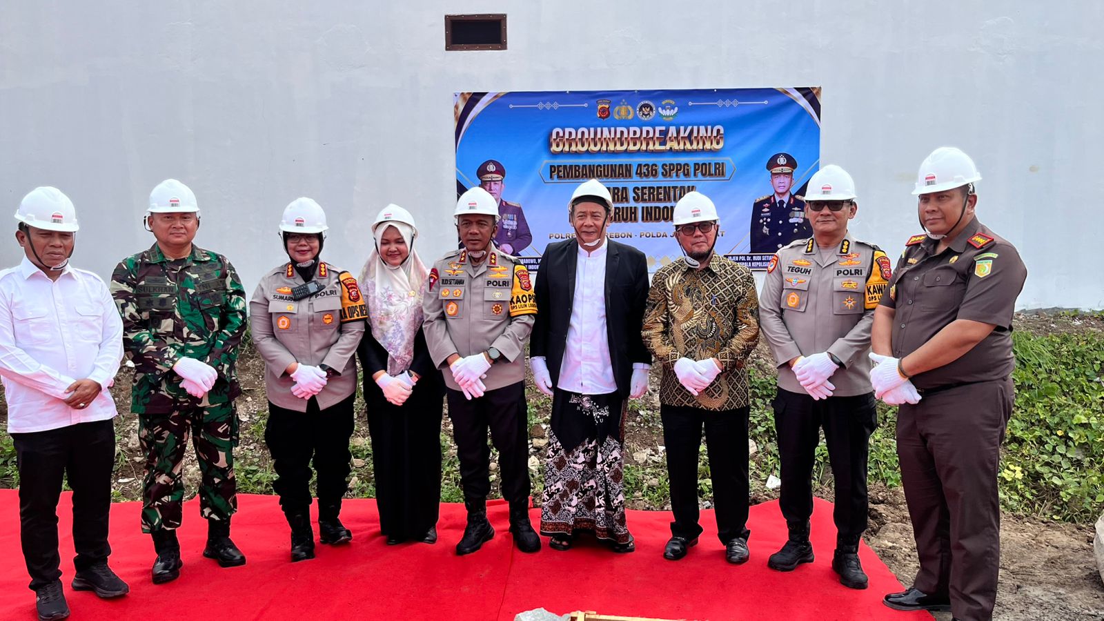 Kapolda Jabar bersama Forkopimda Kabupaten Cirebon dan Pj Ketua YLPI Buntet Pesantren saat melakukan peresmian pembangunan Dapur SPPG