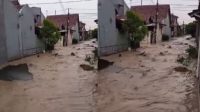 Screenshot video viral aspal mengelupas saat banjir di Cirebon