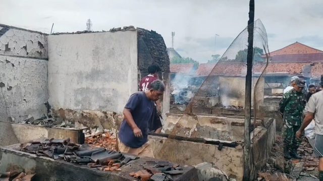 Warga sedang mencari barang yang masih berharga diarea kebakaran Pasar Lemahabang