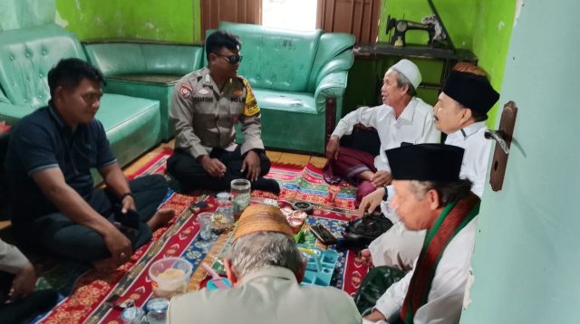 Pihak kepolisian saat sedang berkoordinasi dengan ulama setempat, pasca adanya ancaman pembubaran kegiatan keagamaan di Desa Segeran Lor