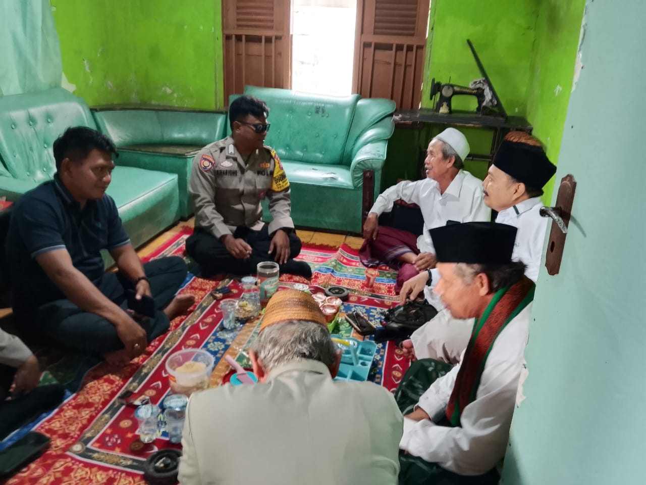 Pihak kepolisian saat sedang berkoordinasi dengan ulama setempat, pasca adanya ancaman pembubaran kegiatan keagamaan di Desa Segeran Lor