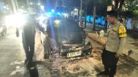 Sebuah mobil terbakar di Jalan Cipto Cirebon