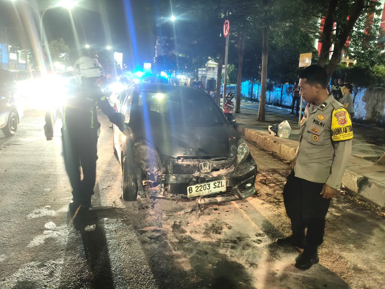 Sebuah mobil terbakar di Jalan Cipto Cirebon