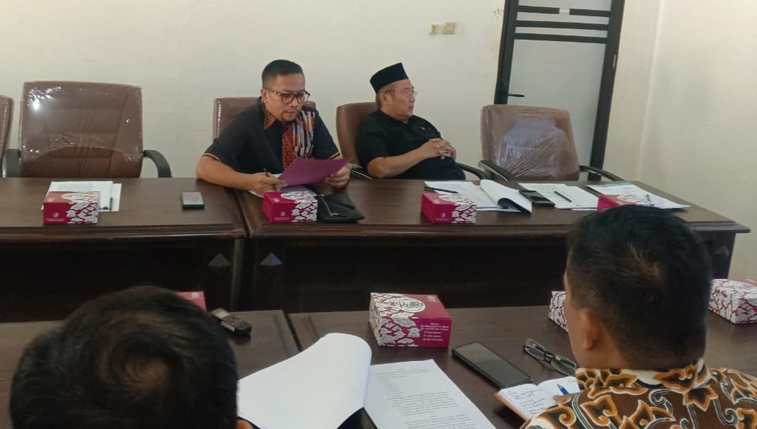 Panitia Khusus (Pansus) III Dewan Perwakilan Rakyat Daerah (DPRD) Kabupaten Cirebon menggelar rapat membahas Rancangan Peraturan Daerah (Raperda) tentang Sistem Penyelenggaraan Pemerintahan Daerah Berbasis Data Desa/Kelurahan Presisi Partisipatif